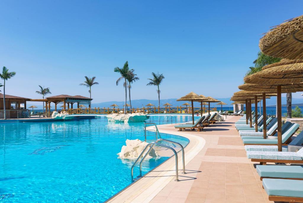SEAFOS pool and private beach